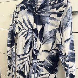 This is a beautiful shirt long sleeve. Linen fabric very light slim fit